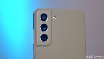 Ada tiga kamera di bagian belakang. Komposisinya kamera utama 12 MP+ OIS, ultra-wide 12 MP dan telephoto 8 MP. Foto: Adi Fida Rahman/detikINET