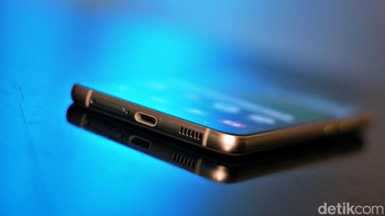 Bagian bawahnya terdapat port USB Type C dan speaker. Foto: Adi Fida Rahman/detikINET