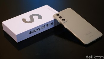 15. Di posisi paling bawah ada Samsung Galaxy S21 FE 5G yang masih populer meski usianya sudah setahun lebih. Foto: Adi Fida Rahman/detikINET