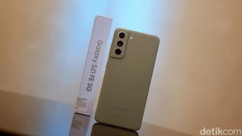 Ponsel ini hadir dalam empat varian warna, yakni Purple, White, Graphite dan Olive yang di-unboxing detikINET. Foto: Adi Fida Rahman/detikINET