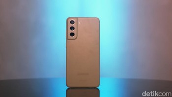 Bodi belakangnya memadukan tampilan Galaxy S21 dan Galaxy A Series. Foto: Adi Fida Rahman/detikINET