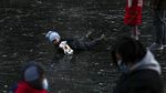 Saat Danau Membeku di Beijing Jadi Tempat Main Ice Skating