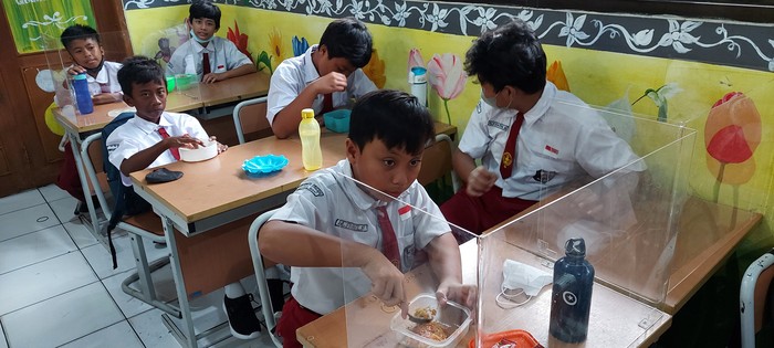 Siswa SD Negeri Kebon Jeruk 08 istirahat sekolah tatap muka.