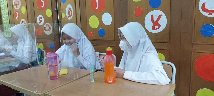 Siswa SD Negeri Kebon Jeruk 08 saat istirahat sekolah tatap muka.