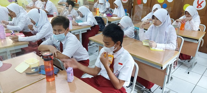 Siswa SD Negeri Kebon Jeruk saat istirahat sekolah tatap muka. Siswa SD Negeri Kebon Jeruk saat istirahat sekolah tatap muka.