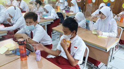 9 Momen Murid SDN Kebon Jeruk 08 Istirahat saat PTM 100%