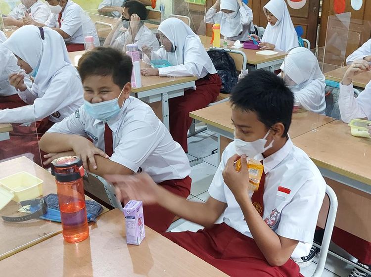9 Momen Murid SDN Kebon Jeruk 08 Istirahat saat PTM 100%