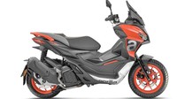 Kemudian dari bagian samping, bentuknya cukup kekar, dengan lekukan-lekukan, serta model jok bertingkat. Lampu depan sudah LED, dengan posisi setang dan windshield yang tinggi. Foto: Rideapart