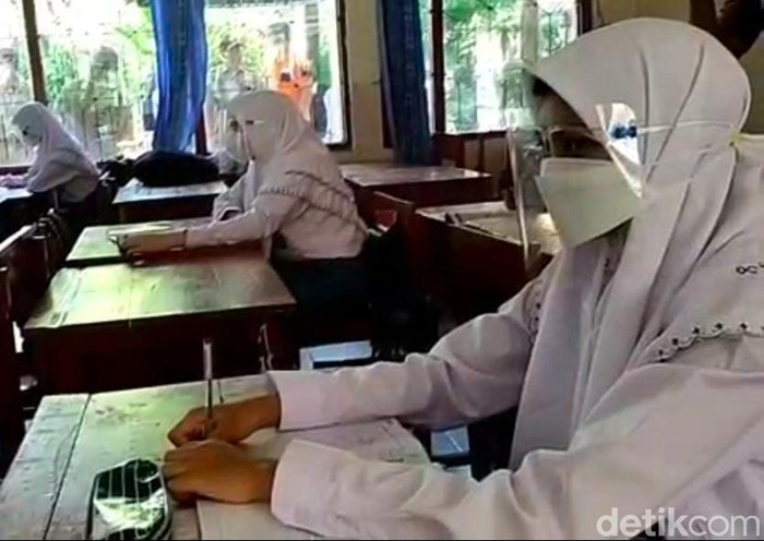 Di awal tahun ini, SMP sederajat di Lamongan sudah menerapkan Pembelajaran Tatap Muka (PTM) 100 persen. Untuk tingkat SD masih PTM 50 persen.