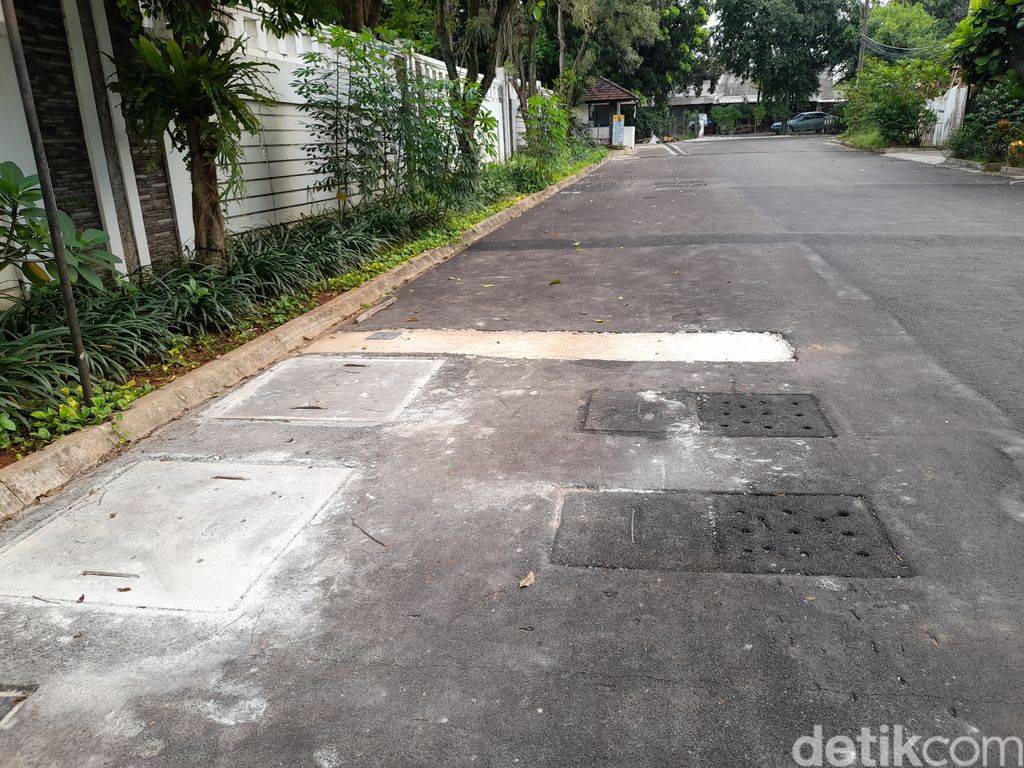 Sumur resapan di Jl Bona Vista, Perumahan Taman Bona Indah, Lebak Bulus, Jakarta Selatan, 4 Januari 2021. (Marteen Ronaldo Pakpahan/detikcom)