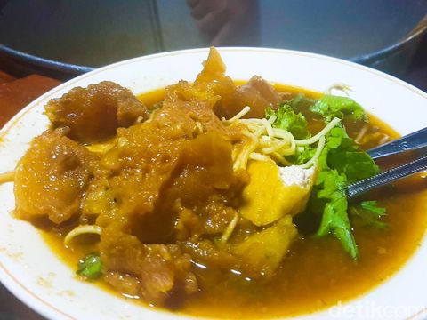 Tahu Campur Pak Sadak, tempat makan populer di Surabaya