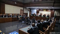 Majelis hakim menyatakan para terdakwa terbukti secara sah dan meyakinkan melakukan dan turut serta melakukan tindak pidana korupsi.