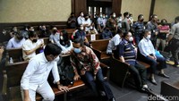 Selain itu, mejelis hakim juga menjatuhkan pidana tambahan uang pengganti sebesar Rp 64,5 miliar subsider 5 tahun kurungan untuk Sonny Widjaja