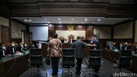 Sementara Adam Damiri divonis 20 tahun penjara dan dan denda Rp 800 juta subsider 6 bulan.