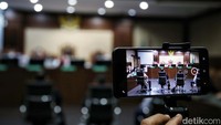 Selain itu majelis hakim juga menjatuhkan pidana tambahan kepada Adam damiri dengan uang pengganti sebesar Rp 17,9 miliar subsider 5 tahun kurungan.