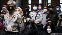 Sidang ini dijaga ketat polisi.