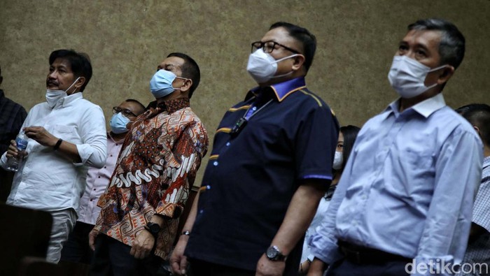 Terdakwa kasus dugaan korupsi dana ASABRI Letjen TNI (Purn) Sonny Widjaja dan Mayjen  TNI (Purn) Adam Damiri jalani sidang vonis. Mereka divonis 20 tahun penjara.