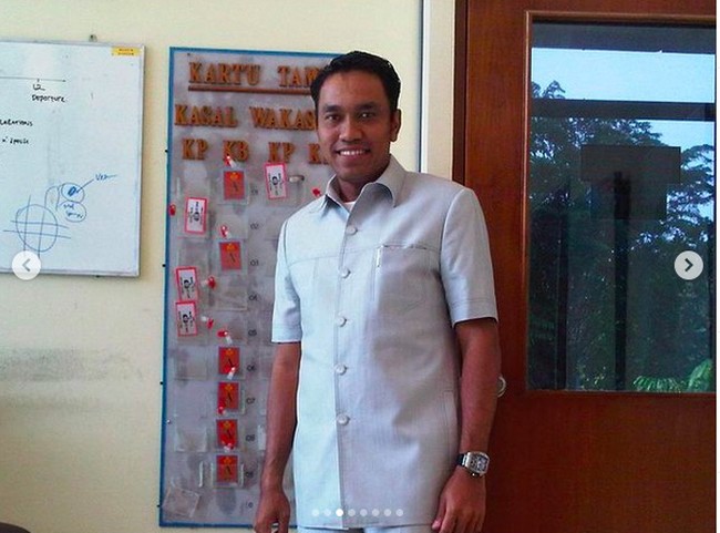 Ia juga sempat banting setir menjadi awak kapal pesiar. Saat itu Ahmad Sahroni disebut menjadi tukang cuci peralatan masak di dalam kapal pesiar.(Foto: Instagram/@ahmadsahroni88)