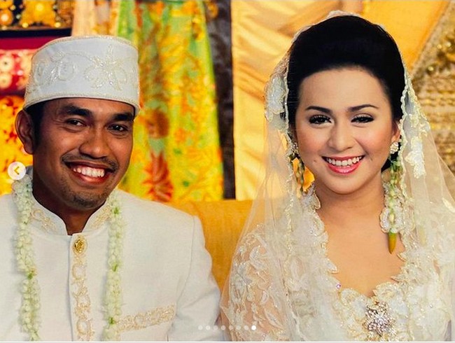 Kondisi keuangan Ahmad Sahroni berangsur membaik setelah kerap ditugaskan bosnya untuk menagih utang rekan bisnisnya. Ia diangkat menjadi karyawan sebelum akhirnya menjabat sebagai manajer lalu direktur. Merasa sudah mandiri secara finansial, ia menikahi pujaan hatinya, Feby Belinda.   Foto: Instagram/@ahmadsahroni88