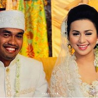 Kondisi keuangan Ahmad Sahroni berangsur membaik setelah kerap ditugaskan bosnya untuk menagih utang rekan bisnisnya. Ia diangkat menjadi karyawan sebelum akhirnya menjabat sebagai manajer lalu direktur. Merasa sudah mandiri secara finansial, ia menikahi pujaan hatinya, Feby Belinda.   Foto: Instagram/@ahmadsahroni88