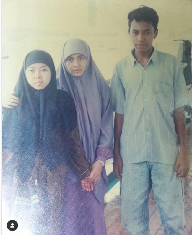 Lelaki kelahiran 8 Agustus 1977 ini berasal dari keluarga yang sangat sederhana. Ibunya mencari nafkah dengan menjual nasi padang sebelum akhirnya digusur. (Foto: Instagram/@ahmadsahroni88)