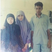 Lelaki kelahiran 8 Agustus 1977 ini berasal dari keluarga yang sangat sederhana. Ibunya mencari nafkah dengan menjual nasi padang sebelum akhirnya digusur. (Foto: Instagram/@ahmadsahroni88)