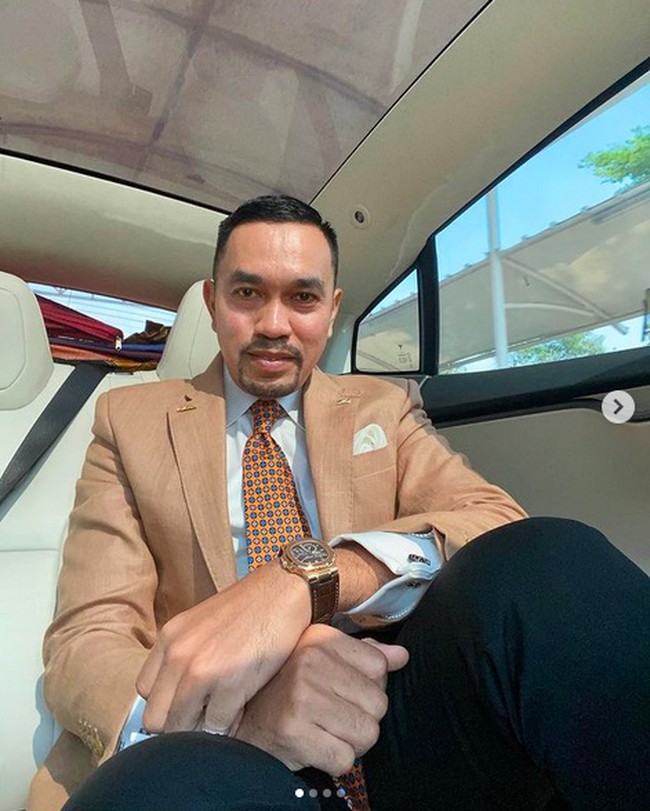 Dari pengusaha, Ahmad Sahroni terjun ke dunia politik. Kader Partai NasDem ini terpilih menjadi anggota DPR RI dua periode sejak tahun 2014 dari daerah pemilihan DKI Jakarta III. Saat ini, ia menjabat sebagai Wakil Ketua Komisi III DPR RI periode 2019–2024. Statusnya tersebut menuntut Ahmad Sahroni untuk bergaya lebih rapi dan necis. (Foto: Instagram/@ahmadsahroni88)