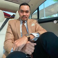 Dari pengusaha, Ahmad Sahroni terjun ke dunia politik. Kader Partai NasDem ini terpilih menjadi anggota DPR RI dua periode sejak tahun 2014 dari daerah pemilihan DKI Jakarta III. Saat ini, ia menjabat sebagai Wakil Ketua Komisi III DPR RI periode 2019–2024. Statusnya tersebut menuntut Ahmad Sahroni untuk bergaya lebih rapi dan necis. (Foto: Instagram/@ahmadsahroni88)