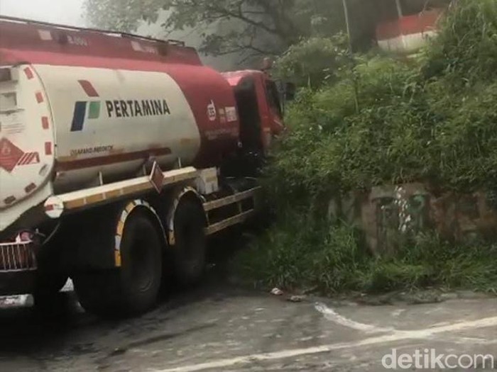 Truk Pengangkut BBM Terperosok Menyebabkan Kemacetan di Jalur Lintas Medan-Brastagi