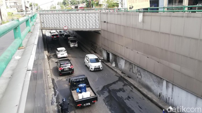 Kendaraan harus berjalan pelan saat melintas di underpass Makamhaji, Sukoharjo, Selasa (4/1/2022).