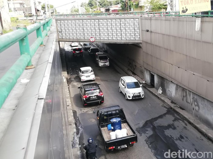Kendaraan harus berjalan pelan saat melintas di underpass Makamhaji, Sukoharjo, Selasa (4/1/2022).