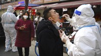 Diketahui, sejak kemunculan wabah baru Corona pada 9 Desember lalu, total lebih dari 1.600 kasus Corona terdeteksi di kota Xian. Situasi itu menjadikan kota Xian sebagai pusat terbaru pandemi Corona di China yang memicu perintah lockdown ketat dan tes Corona massal terhadap seluruh warga kota tersebut. Tao Ming/Xinhua via AP.