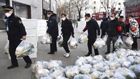 Sementara itu, otoritas setempat bersikeras menyatakan pasokan tetap stabil saat pengendalian ketat terhadap pergerakan keluar dan masuk kota Xian tetap dipertahankan. Liu Xiao/Xinhua via AP.