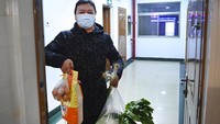 Seperti diketahui, selama di-lockdown, warga kota Xian dilarang keluar rumah dan hanya diizinkan mengirimkan satu orang per rumah untuk pergi keluar membeli kebutuhan pokok setiap tiga hari sekali. Tidak hanya itu, mereka juga diwajibkan menjalani tes Corona massal selama beberapa tahap. Otoritas kota Xian menyediakan lebih dari 4.400 lokasi tes Corona massal dan mengerahkan lebih dari 100 ribu petugas untuk menangani tes massal tersebut. Tao Ming/Xinhua via AP.