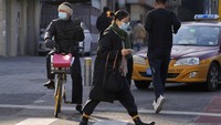 Kini China kembali mengunci dan membatasi aktivitas warga di salah satu kotanya imbas COVID-19. Kota Yuzhou yang berpenduduk nyaris 1,2 juta orang dilockdown usai terdeteksinya tiga kasus Corona tanpa gejala. Otoritas China diketahui mempertahankan kebijakan nol COVID dengan penerapan pembatasan perbatasan dan lockdown terarah yang ketat sejak kemunculan Corona. Namun strategi ini belakangan menghadapi tekanan besar dengan kemunculan serentetan wabah lokal di sejumlah wilayah. AP Photo/Ng Han Guan.