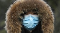  Seperti dilansir AFP, Selasa (4/1/2022), otoritas kota Yuzhou dalam pengumumannya pada Senin (3/1) malam waktu setempat menyatakan seluruh warganya -- totalnya mencapai 1,17 juta orang -- diimbau tetap berada di rumah demi mengendalikan penyebaran Corona. Pengumuman otoritas kota Yuzhou itu menyerukan bahwa orang-orang di area pusat kota tidak boleh pergi keluar. Kemudian juga semua komunitas akan mengerahkan penjara dan gerbang untuk secara ketat menerapkan langkah pencegahan dan pengendalian epidemi. Otoritas setempat telah mengumumkan penangguhan layanan bus dan taksi, serta penutupan pusat perbelanjaan, museum dan tempat-tempat wisata. AP Photo/Ng Han Guan.