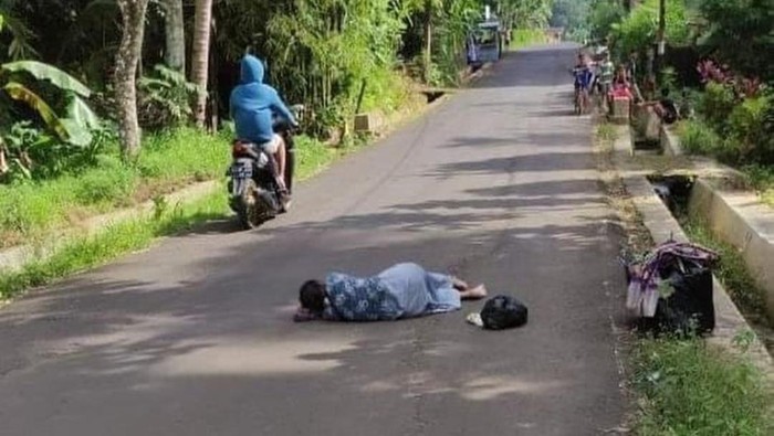 Viral emak-emak nekat tiduran di tengah jalan di Desa Kalimandi, Banjarnegara.