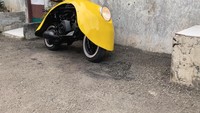 Memang dari segi dimensi motor itu berbentuk unik. Body motor juga dibuat mentereng dengan ukuran setengah lingkaran dengan warna kuning pisang, netizen pun menyebut motor tersebut mirip dengan karakter Minion sesuai dengan tema yang diusung Hara Garage. Foto: Hara Garage
