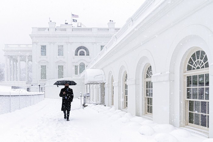 Salju turun di Gedung Putih di Washington, Senin, 3 Januari 2022, saat badai musim dingin bertiup ke wilayah Atlantik Tengah. (Foto AP/Andrew Harnik)