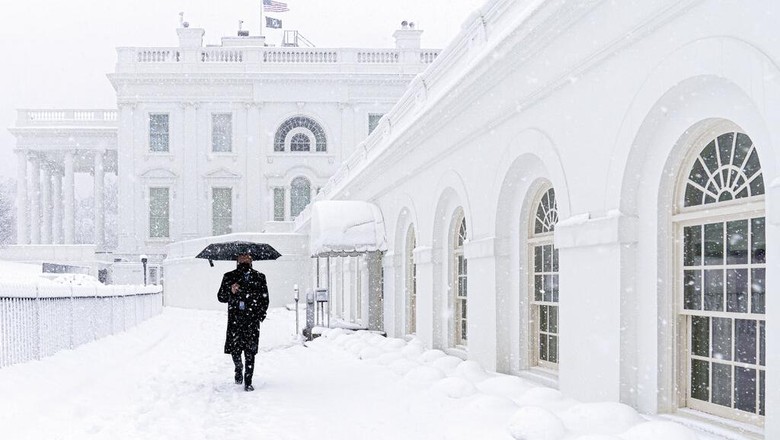 Salju turun di Gedung Putih di Washington, Senin, 3 Januari 2022, saat badai musim dingin bertiup ke wilayah Atlantik Tengah. (Foto AP/Andrew Harnik)