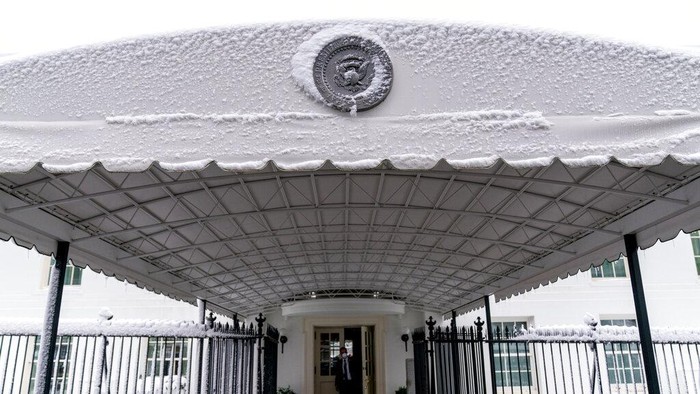 White House Winter Weather Salju turun di Gedung Putih di Washington, Senin, 3 Januari 2022, saat badai musim dingin bertiup ke wilayah Atlantik Tengah. (Foto AP/Andrew Harnik)