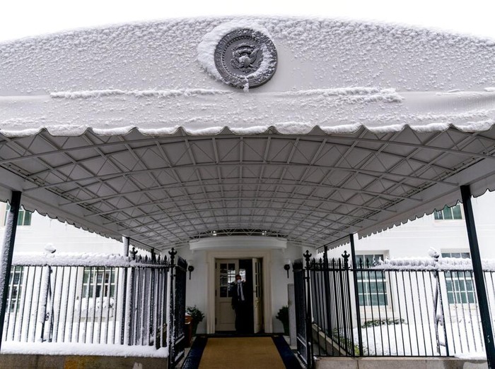 Salju turun di Gedung Putih di Washington, Senin, 3 Januari 2022, saat badai musim dingin bertiup ke wilayah Atlantik Tengah. (Foto AP/Andrew Harnik)