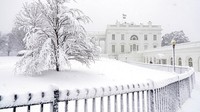 Salju menyelimuti Gedung Putih di Washington, Senin, (3/1/2022), saat badai musim dingin bertiup ke wilayah Atlantik Tengah.
