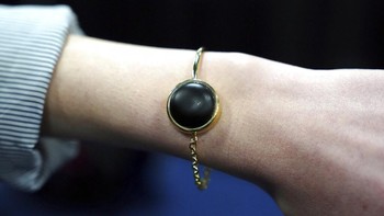 Gelang yang terlihat biasa ini ternyata canggih lho. Perangkat keamanan yang berbentuk gelang ini disebut MyEli, gelang perhiasan berdesain estetis yang memungkinkan pengguna untuk memperingatkan kontak darurat jika terjadi bahaya. AP Photo/Joe Buglewicz  
