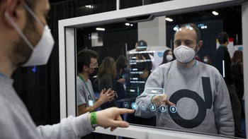 Bukan TV! Alat ini adalah cermin pintar yang bisa mencakup fitur-fitur seperti data kesehatan pribadi dan tutorial make up. AP Photo/Ellen Schmidt  