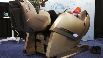 Seorang pria mencoba kursi pijat Firaun O2 di pameran teknologi CES. Selain memijat, kursi ini juga menyediakan terapi oksigen. AP Photo/Joe Buglewicz  