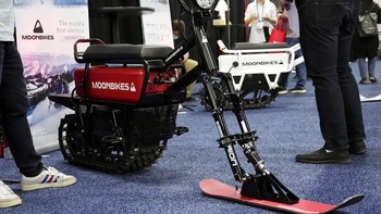 Untuk pertama di dunia, ada sepeda listrik untuk melaju di salju. Ini dia Moonbikes Motors. AP Photo/Joe Buglewicz  