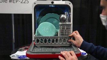 Alat pencuci piring Bob Mini Dishwasher ini cocok sebagai penghemat waktu yang tepat bagi mereka yang tinggal di rumah kecil. Ukurannya yang mini dan pengoperasiannya yang sederhana membuat alat ini menarik. AP Photo/Joe Buglewicz  