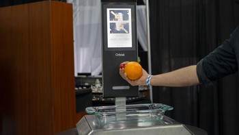 Peserta mendemonstrasikan bagaimana Orbisk mengukur makanan di pameran teknologi CES. Orbisk adalah pemantau limbah makanan otomatis pertama di dunia. AP Photo/Ellen Schmidt  