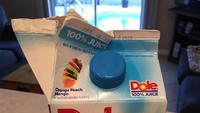 Selain cara buka kemasan roti yang keliru, cara buka jus kemasan ini juga bikin istri kesal pada suami. Bisa-bisanya tutup botol malah diabaikan!